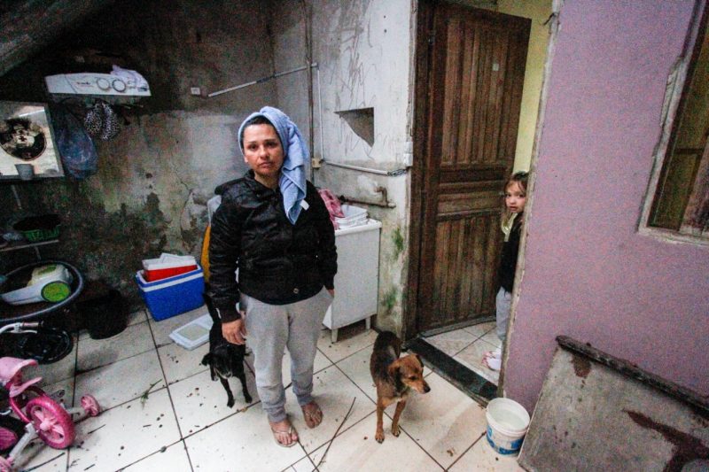 Rosimari decidiu permanecer na casa, com Luiza, cinco anos, e o outro filho, de 20 – Foto: Leo Munhoz/ND