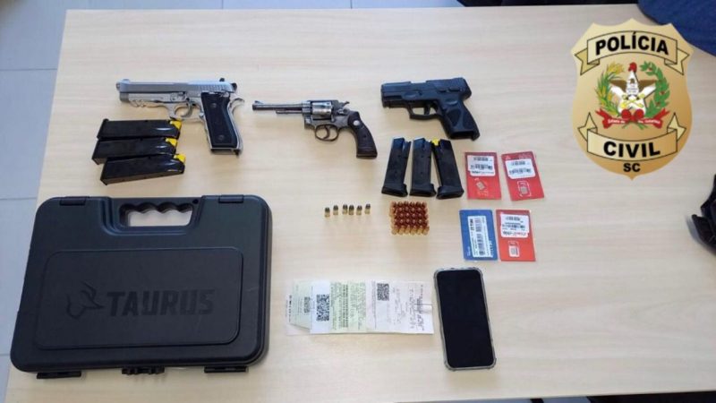 Com o homem que simulou o pr&oacute;prio sequestro a pol&iacute;cia encontrou armas – Foto: Divulga&ccedil;&atilde;o/DRAS/DEIC/ND