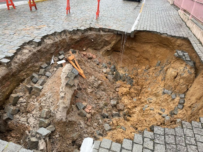 Cratera se abriu na rua Porto Alegre, em Cambori&uacute; – Foto: Laura Testoni