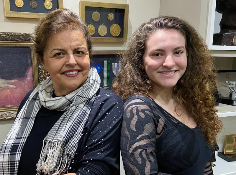 Rute Ferreira Gebler e a neta, Graziela Graciosa Gebler, que tamb&eacute;m &eacute; cantora e estar&aacute; no palco com a av&oacute; – Foto: V. Vilain/Divulga&ccedil;&atilde;o/ND