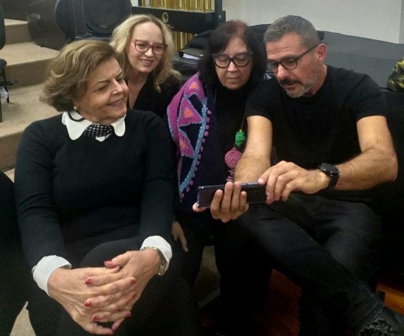 Da esq. para dir.: Rute com Sulanger Bavaresco, Liliane Motta da Silveira e Marcos Carioni, equipe que assina o novo espet&aacute;culo – Foto: Divulga&ccedil;&atilde;o/ND