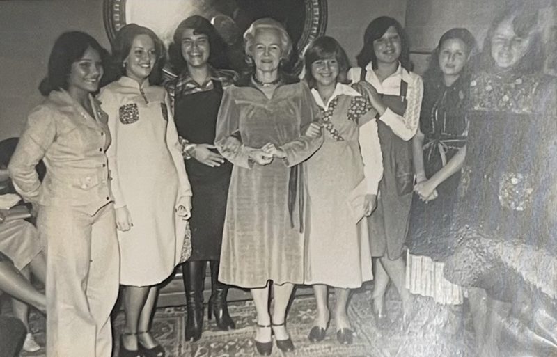 A madrinha, Ruth Hoepcke da Silva (centro), Cristina Maria da Silveira Piazza (5&ordf; da esq. para dir.) e outras debutantes de 1976 – Foto: Divulga&ccedil;&atilde;o/ND