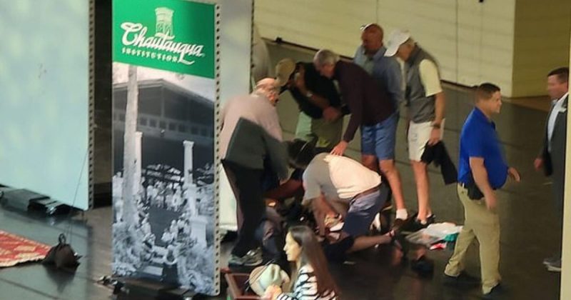 Imagens do ataque a Salman Rushdie come&ccedil;am a circular nas redes sociais – Foto: Twitter – Foto: Reprodu&ccedil;&atilde;o