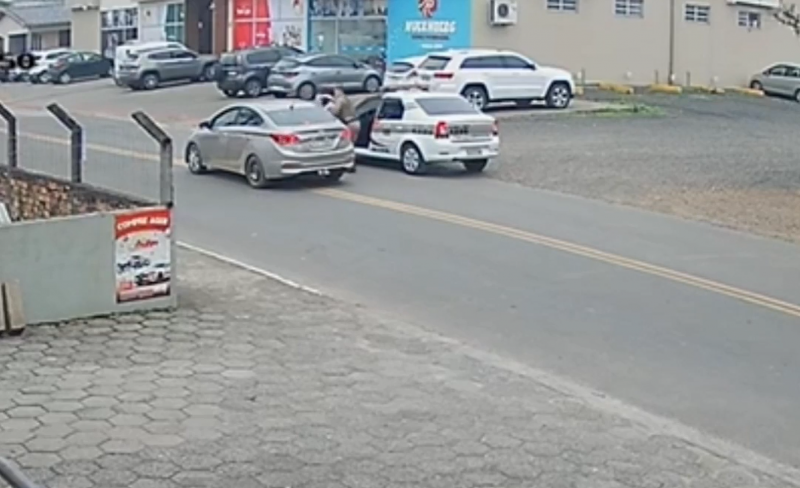 Policial para viatura e salva beb&ecirc; engasgado em SC – Foto: PM/Divulga&ccedil;&atilde;o/ND