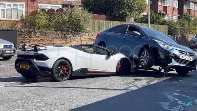Acidente entre sed&atilde; e Lamborghini viraliza – Foto: Reprodu&ccedil;&atilde;o/ Twitter @YappAppLtd