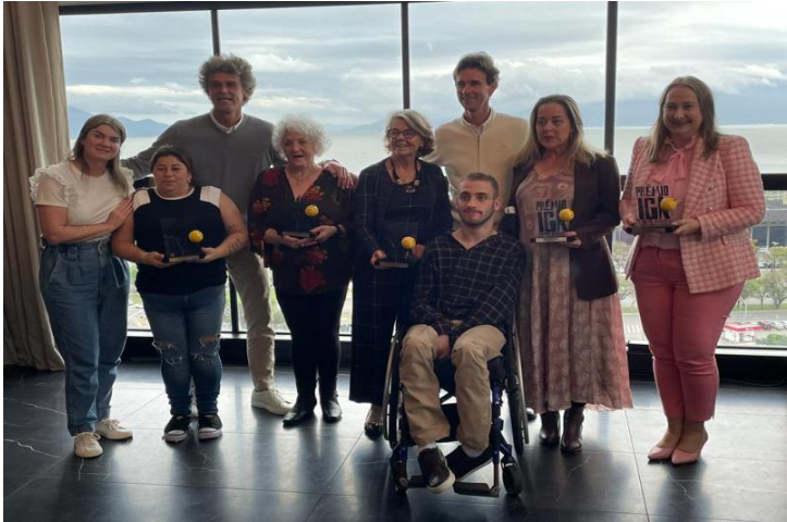 Guga Kuerten esteve presente na entrega dos pr&ecirc;mios. – Foto: SECOM ITAJA&Iacute;/Divulga&ccedil;&atilde;o ND