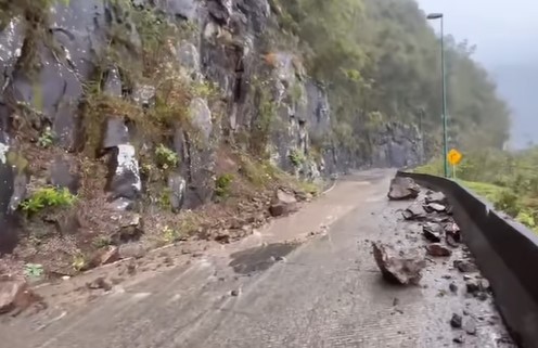 PMRv registrou queda de barreira em um dos trechos da rodovia na quarta-feira – Foto: PMRv/Divulga&ccedil;&atilde;o