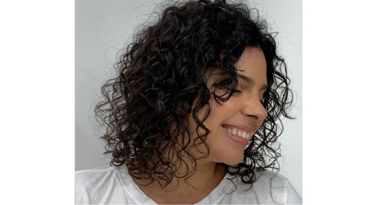 Short bob –&nbsp;Essa &eacute; a vers&atilde;o mais curte do famoso long bob. Fica entre o queixo e o ombro, n&atilde;o passando disso. Pode ter franja como complemento ou n&atilde;o. O que importa &eacute; o charme e a jovialidade, caracter&iacute;sticas principais desse corte.