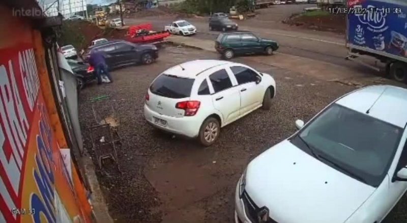 motociclista bateu no carro e voou