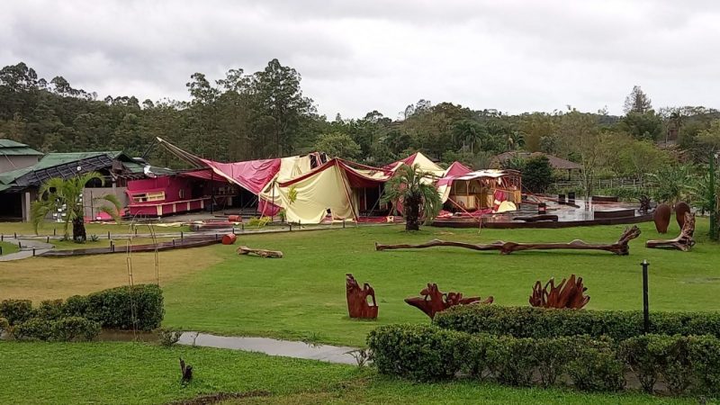 Uma das pistas foi completamente destru&iacute;da pelo vento – Foto: Surreal Park/Divulga&ccedil;&atilde;o/ND