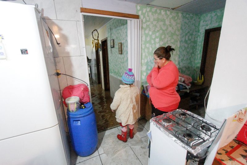 Adultas, ou pequenas, elas se espantam com a &aacute;gua invadindo suas casas – Foto: Leo Munhoz/ND