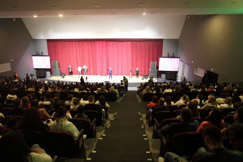 Teatro Municipal &eacute; reinaugurado com homenagem aos profissionais de sa&uacute;de e show do Grupo Tholl