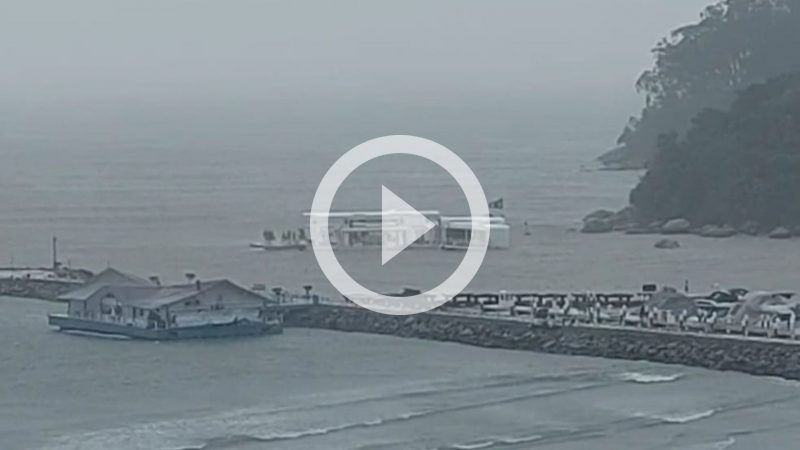 Bar flutuante fica &agrave; deriva devido aos fortes ventos – Foto: Reprodu&ccedil;&atilde;o/ND