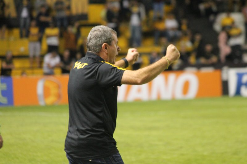 T&eacute;cnico Cl&aacute;udio Tencati comemora gol do Tigre; time de SC priorizou a S&eacute;rie B Catarinense em detrimento da S&eacute;rie B do Brasil – Foto: Celso da Luz – Assessoria do Crici&uacute;ma