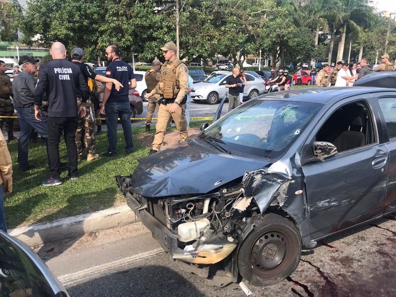 Carro parou apenas quando atingiu outro ve&iacute;culo – Foto: Leo Munhoz/ND