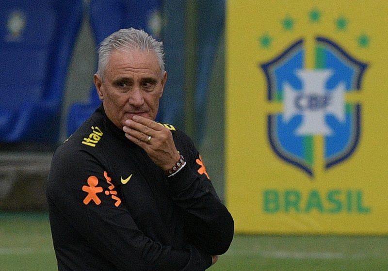 Técnico Tite, com a mão no queixo, durante treino do Brasil