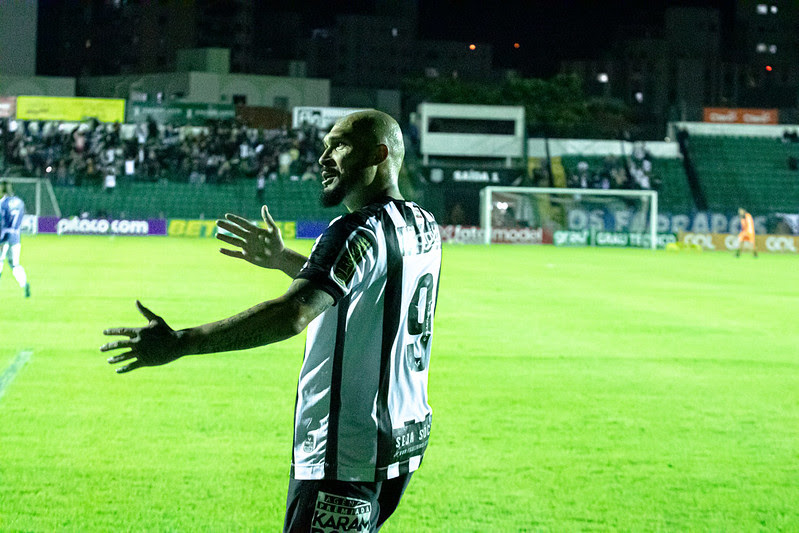 Tito assumiu a titularidade no Figueirense já em seu segundo jogo 