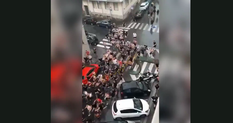 Torcedores do Twente correm desesperados – Foto: Reprodu&ccedil;&atilde;o Youtube