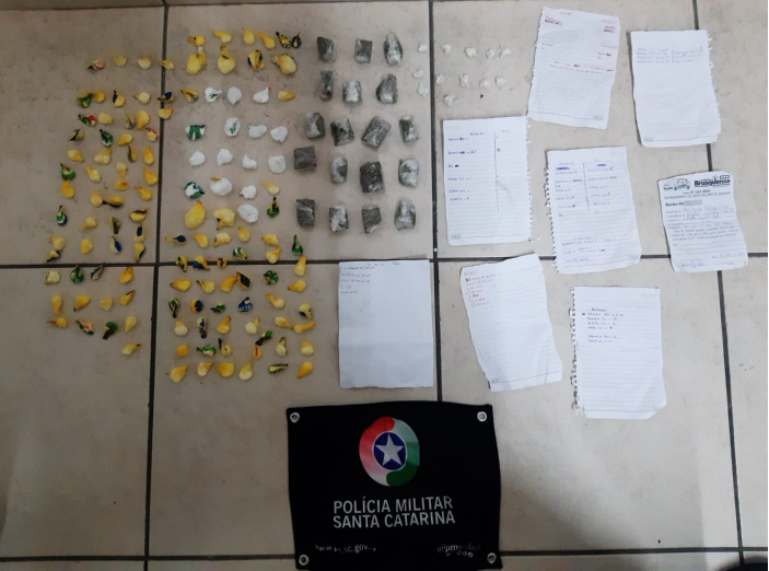 Droga em terreno baldio revela tr&aacute;fico e leva &agrave; pris&atilde;o de suspeitos em Brusque – Foto: Pol&iacute;cia Militar/Divulga&ccedil;&atilde;o/ND