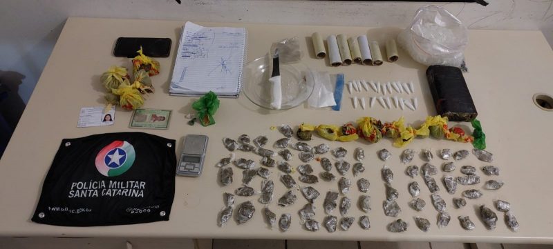 Material apreendido pela PM na casa do casal – Foto: Pol&iacute;cia Militar/Divulga&ccedil;&atilde;o