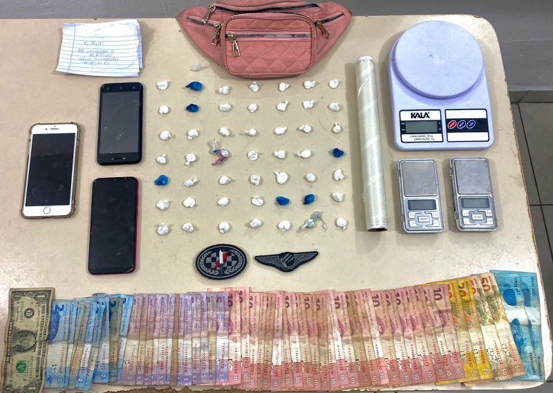 Drogas, celular e materiais para o tr&aacute;fico foram apreendidos na resid&ecirc;ncia – Foto: Pol&iacute;cia Militar/Reprodu&ccedil;&atilde;o/ND