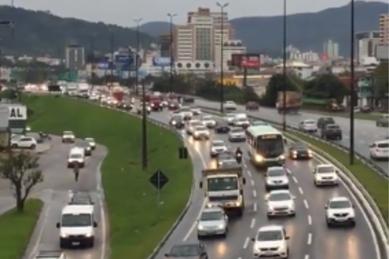 Motoristas enfrentam tr&acirc;nsito intenso nesta manh&atilde; na Grande Florian&oacute;polis – Foto: GMF/Divulga&ccedil;&atilde;o