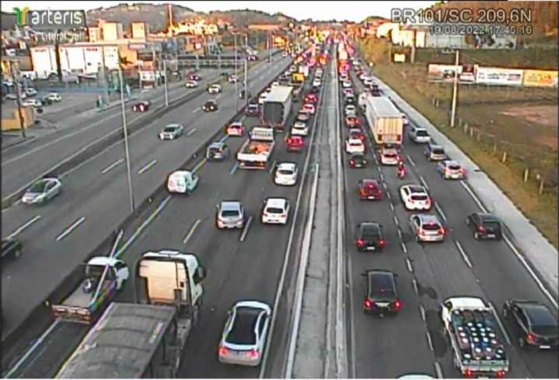 Acidente na BR 101 gerou filas em S&atilde;o Jos&eacute; – Foto: Divulga&ccedil;&atilde;o/Arteris/ND