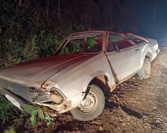 Corcel &eacute; achatado ao capotar com tr&ecirc;s pessoas em Seara – Foto: Corpo de Bombeiros/ND