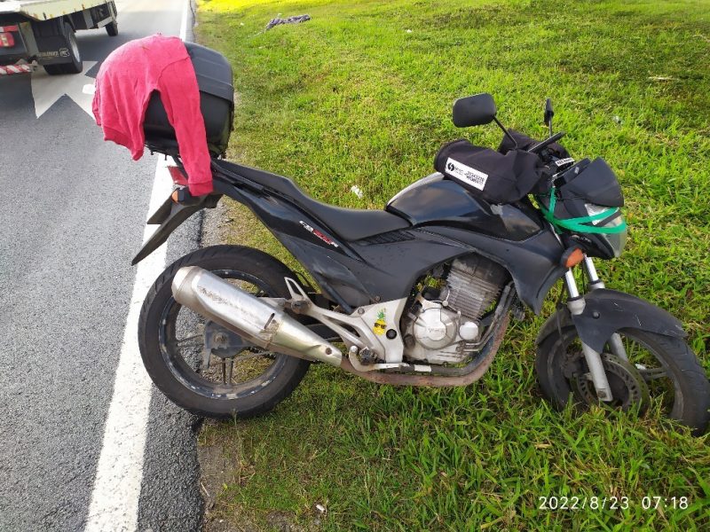 Motorista teve apenas ferimentos leves e foi conduzido ao hospital pelos agentes – Foto: PRF/Reprodu&ccedil;&atilde;o/ND