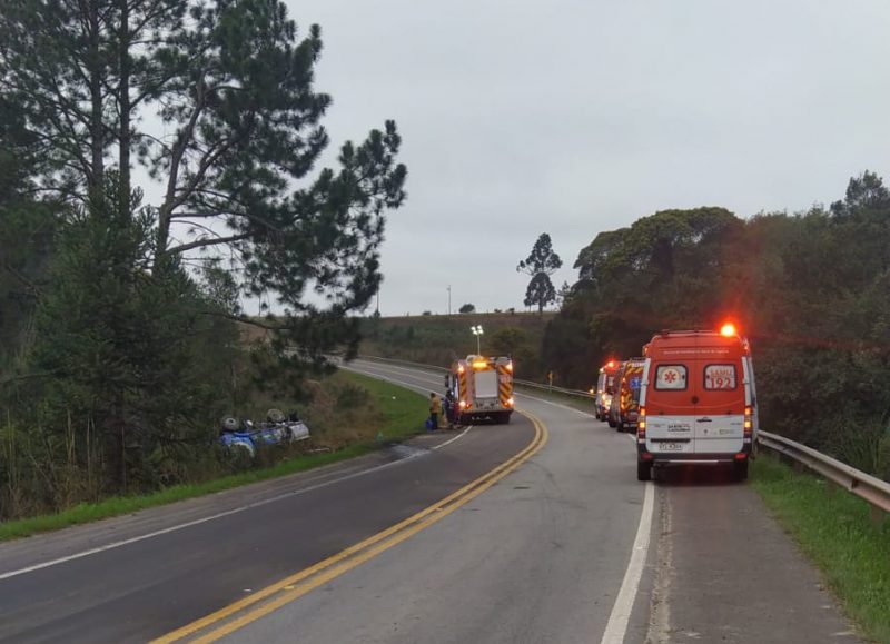 Os Bombeiros e a PRF trabalham na retirada dos ve&iacute;culos e no atendimento ao sobrevivente – Foto: PRF/Divulga&ccedil;&atilde;o/ND
