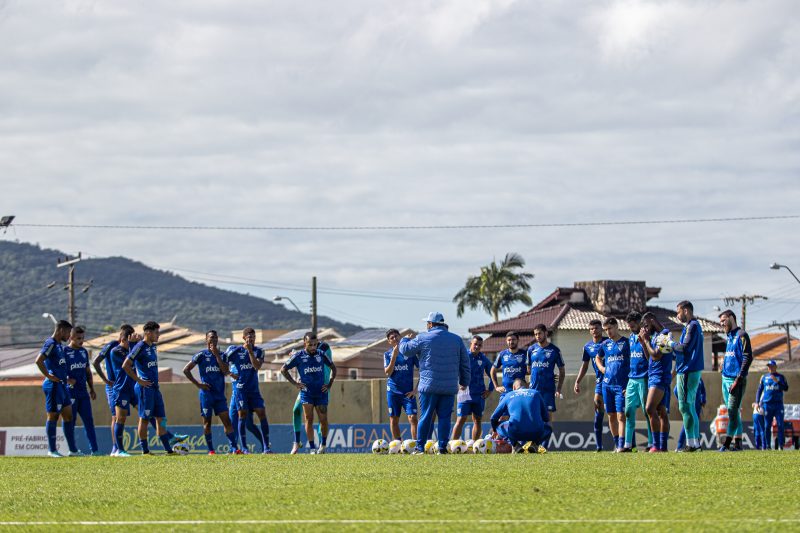 Eduardo Barroca comandou atividade no CFA; situa&ccedil;&atilde;o do t&eacute;cnico, a frente do Ava&iacute;, &eacute; de muita press&atilde;o por novos (e positivos) resultados – Foto: Leandro Boeira/Ava&iacute; F.C