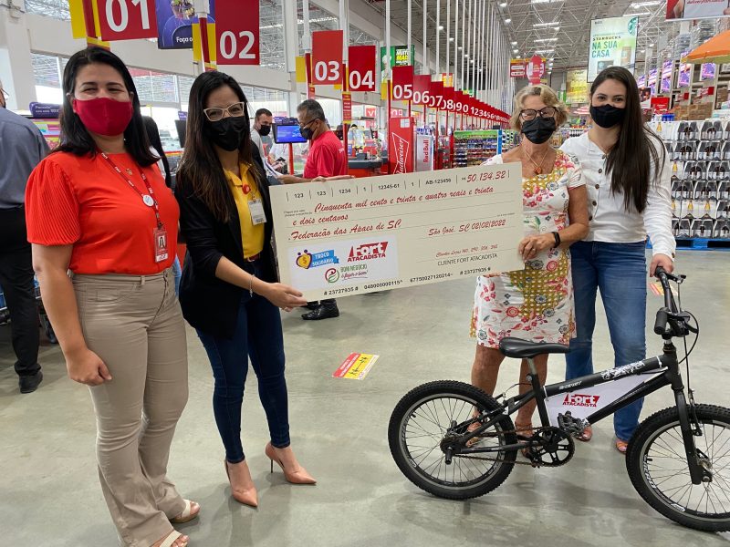 Entrega do cheque simb&oacute;lico na edi&ccedil;&atilde;o de fevereiro deste ano – Foto: Fort Atacadista