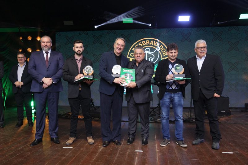 Os agraciados também receberam uma bandeira do Município, além de uma revista que mostra as obras que estão sendo realizadas em Chapecó, que já somam mais de R$ 300 milhões desde o ano passado, e devem chegar a R$ 700 milhões em obras iniciadas e concluídas até 2024. Foram mostradas em vídeo as obras projetadas e em andamento. Um dos vídeos teve a locução de Cid Moreira. – Foto: Leandro Schmidt/Prefeitura de Chapecó/ND