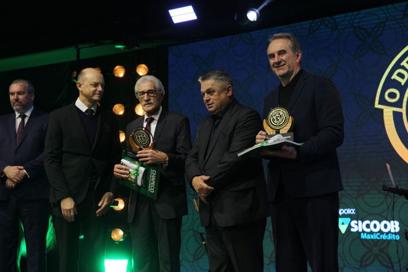 Foram entregues 45 troféus e 105 medalhas para empresas e produtores rurais de Chapecó. Cerca de mil pessoas participara do evento, realizado pela Prefeitura de Chapecó. – Foto: Leandro Schmidt/Prefeitura de Chapecó/ND