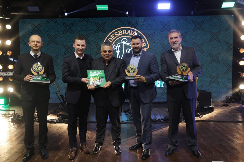 Cella, Urbancic e o prefeito fizeram a entrega da premiação, acompanhados dos secretários de Governo, Thiago Felipe Etges, de Fazenda, Moacir Rohr e de Desenvolvimento Rural, Mauro Zandavalli; além do vereador Fernando Cordeiro. Também estiveram presentes outros representantes da administração, da Câmara de Vereadores e das entidades do setor produtivo. – Foto: Leandro Schmidt/Prefeitura de Chapecó/ND