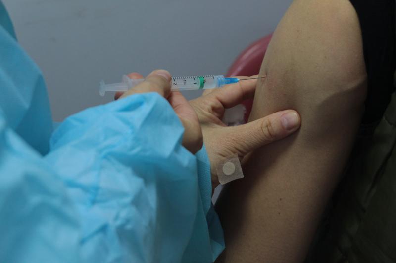 Com as novas variantes como a &Ocirc;micron, o per&iacute;odo de imunidade propiciado pela vacina, que antes era de tr&ecirc;s meses, diminuiu para um m&ecirc;s e meio – Foto: Divulga&ccedil;&atilde;o