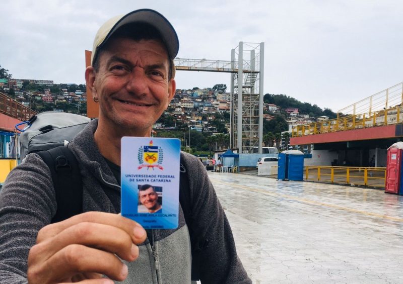 Na Passarela da Cidadania, Douglas comemora a conquista com a carteirinha emitida para acesso aos servi&ccedil;os da UFSC pelos alunos – Foto: PMF/Divulga&ccedil;&atilde;o/ND