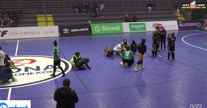 Em SC, atletas de futsal ficam estarrecidas ao saber da morte da jogadora Pietra Medeiros &mdash; Foto: Amador em Desque/ND