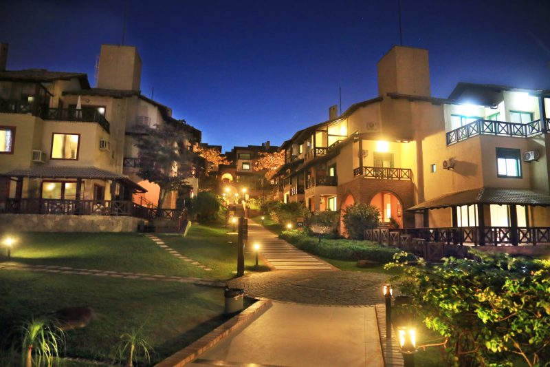 Cercado pela natureza, o resort, hoje um dos principais do pa&iacute;s tanto para lazer quanto para os neg&oacute;cios – Foto: Costao do Santinho