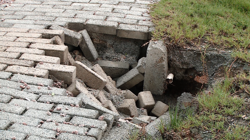 Parte do novo piso da pista principal cedeu e abriu um buraco na via – Foto: Divulga&ccedil;&atilde;o/NDTV