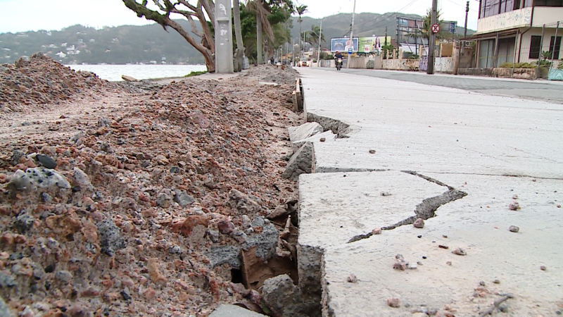 Parte da cal&ccedil;ada constru&iacute;da recentemente j&aacute; est&aacute; quebrada – Foto: Divulga&ccedil;&atilde;o/NDTV