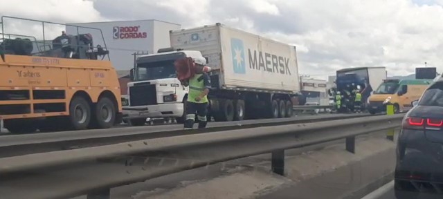 Devido ao acidente, filas de at&eacute; 13 km se formaram no sentido Sul da rodovia – Foto: Reprodu&ccedil;&atilde;o/NDTV