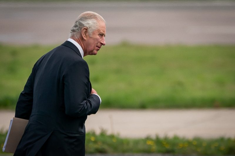 O rei Charles III da Gr&atilde;-Bretanha caminha para seu avi&atilde;o no aeroporto de Aberdeen para viajar para Londres em 9 de setembro de 2022, ap&oacute;s a morte de sua m&atilde;e, a rainha Elizabeth II da Gr&atilde;-Bretanha no dia anterior. Foto: ND/ Aaron Chown / AFP.