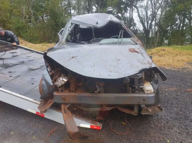 Veículo saiu da pista na BR-282 em São José do Cerrito. – Foto: PRF/Divulgação/ND