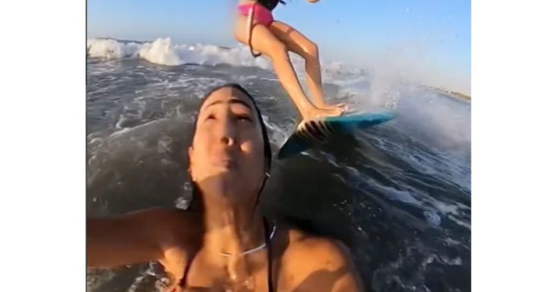 Leticia est&aacute; ca&iacute;da quando uma colega vem em velocidade com o bico da prancha na reta de sua nuca – Foto: Reprodu&ccedil;&atilde;o