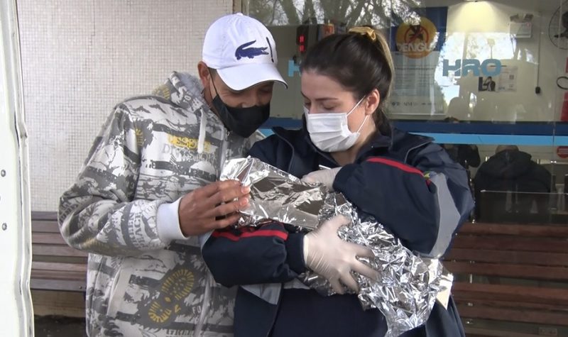 O pai Claimir conheceu a pequena Alana na frente do hospital. – Foto: Jair Correia/NDTV Chapec&oacute;