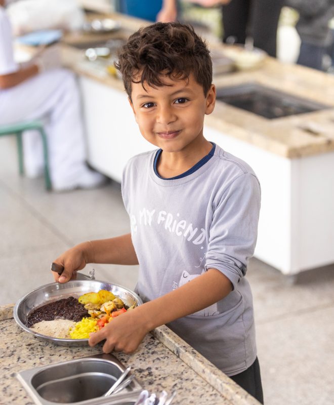 Apresentar os alimentos é o primeiro passo para trabalhar a alimentação escolar com as crianças