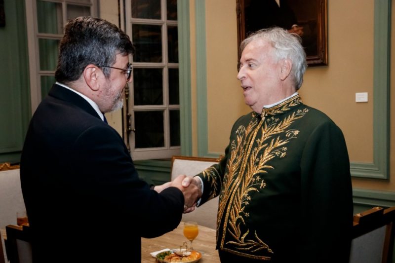 Godofredo de Oliveira Neto assumiu a cadeira 35. &mdash; Foto: Divulga&ccedil;&atilde;o/Richam Samir/ABL/ND