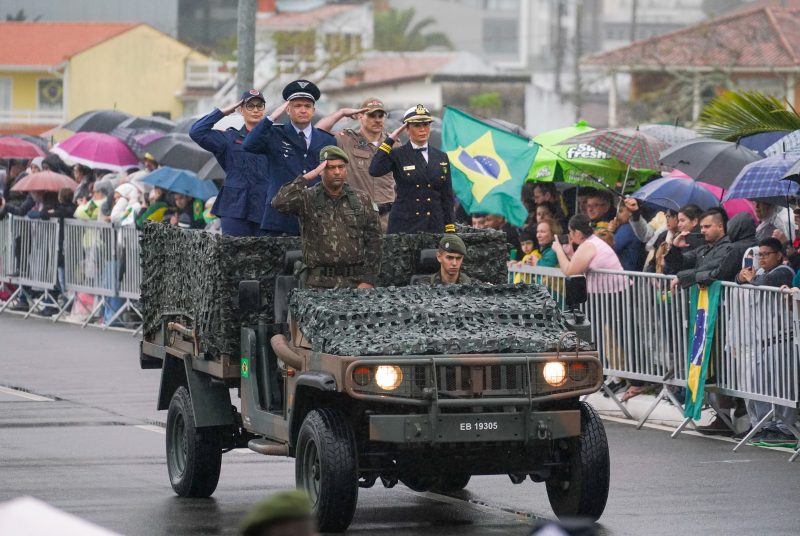 Desfile cívico-militar de 7 de setembro em Florianópolis