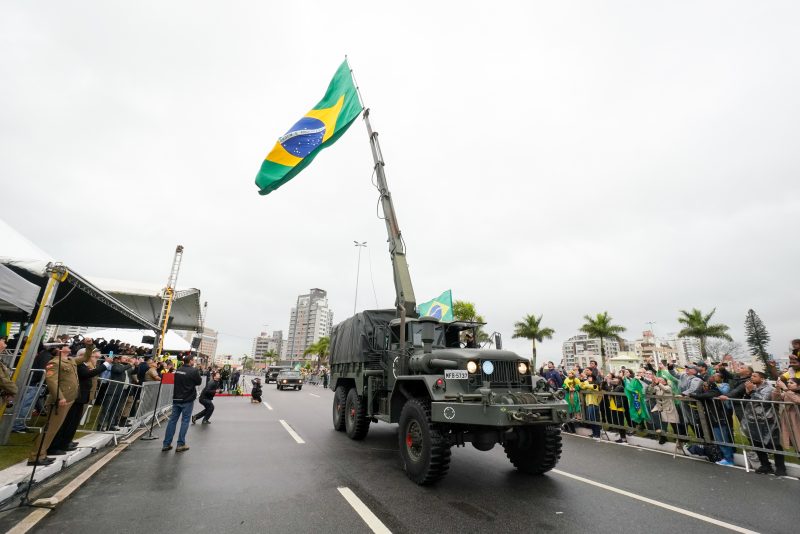 Desfile cívico-militar de 7 de setembro em Florianópolis